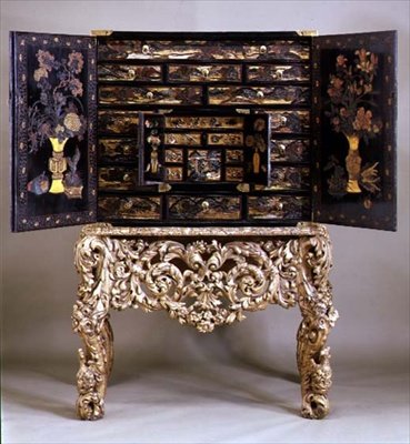 Gabinete sobre soporte dorado, abierto, c.1680 de Dutch School